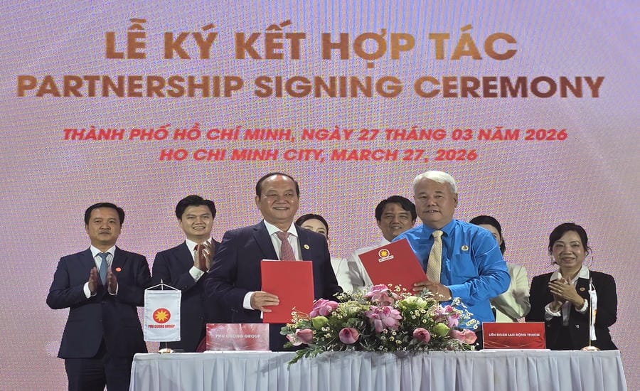 Representatives of the Ho Chi Minh City Labor Federation signed a cooperation agreement with businesses to build houses for workers to rent and rent-purchase to meet the needs of workers. Photo: Nam Duong