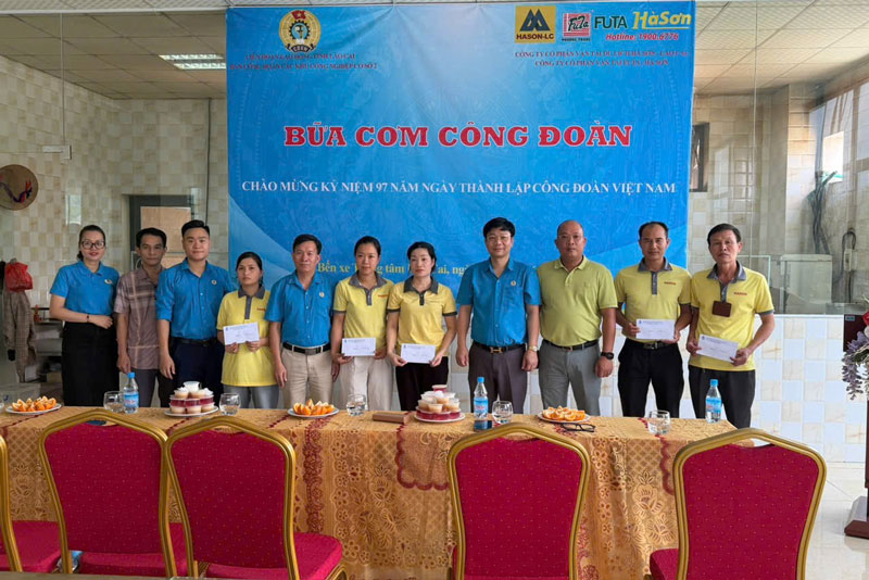 Trao quà cho người lao động có hoàn cảnh khó khăn tại bữa cơm công đoàn. Ảnh: Tuấn Hải