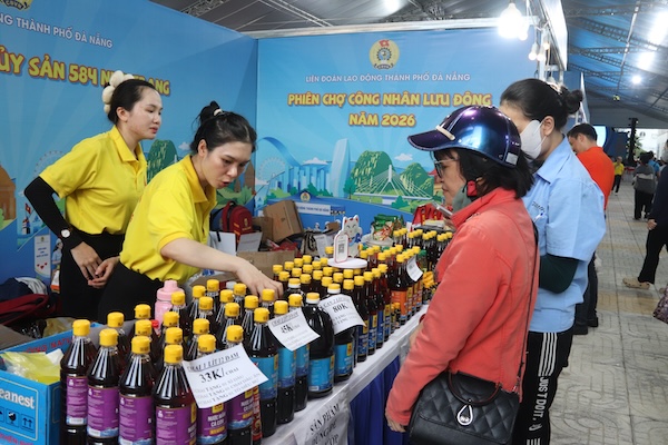 Đông đảo công nhân, người lao động đến mua sắm tại phiên chợ Công nhân lưu động năm 2026. 