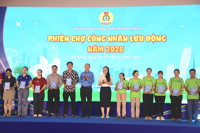 Công đoàn trao 20 suất quà cho các đoàn viên có hoàn cảnh đặc biệt khó khăn. Ảnh: Nguyễn Linh