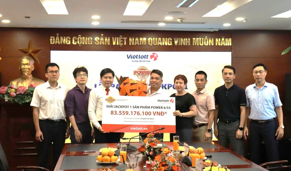 Mr. Bui Van Manh received Jackpot 1 Power 6/55 worth more than 83 billion VND. Photo: Vietlott