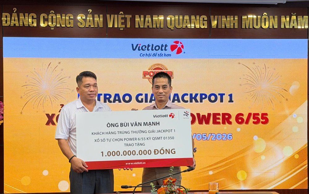 Anh Mạnh trao tặng 1 tỉ đồng để thực hiện các hoạt động an sinh xã hội thông qua Quỹ Tâm Tài Việt. Ảnh: Xổ số Vietlott