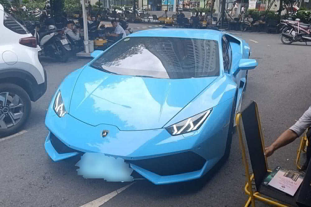 The Lamborghini Huracan LP610-4 stands out with its light blue exterior on the streets of Ho Chi Minh City. Photo: Nguyen Bao