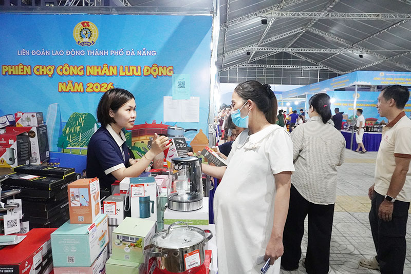 Workers buy goods at the workers' market in Da Nang. Photo: Tran Thi