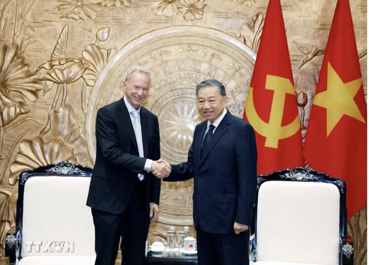 General Secretary and President To Lam receives Mr. Eric Schmidt, former Chairman of Google Group, leading a delegation of artificial intelligence experts visiting and working in Vietnam. Photo: VNA