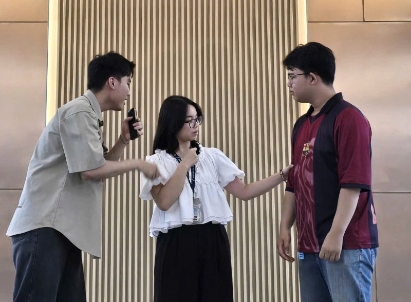 Sinh viên Câu lạc bộ Phiên tòa tập sự của Đoàn Trường Đại học Luật TPHCM tập luyện để trình diễn trong Chương trình tư vấn pháp luật cho khoảng 3.000 công nhân lao động do Báo Lao Động phối hợp tổ chức. Ảnh: Nam Dương