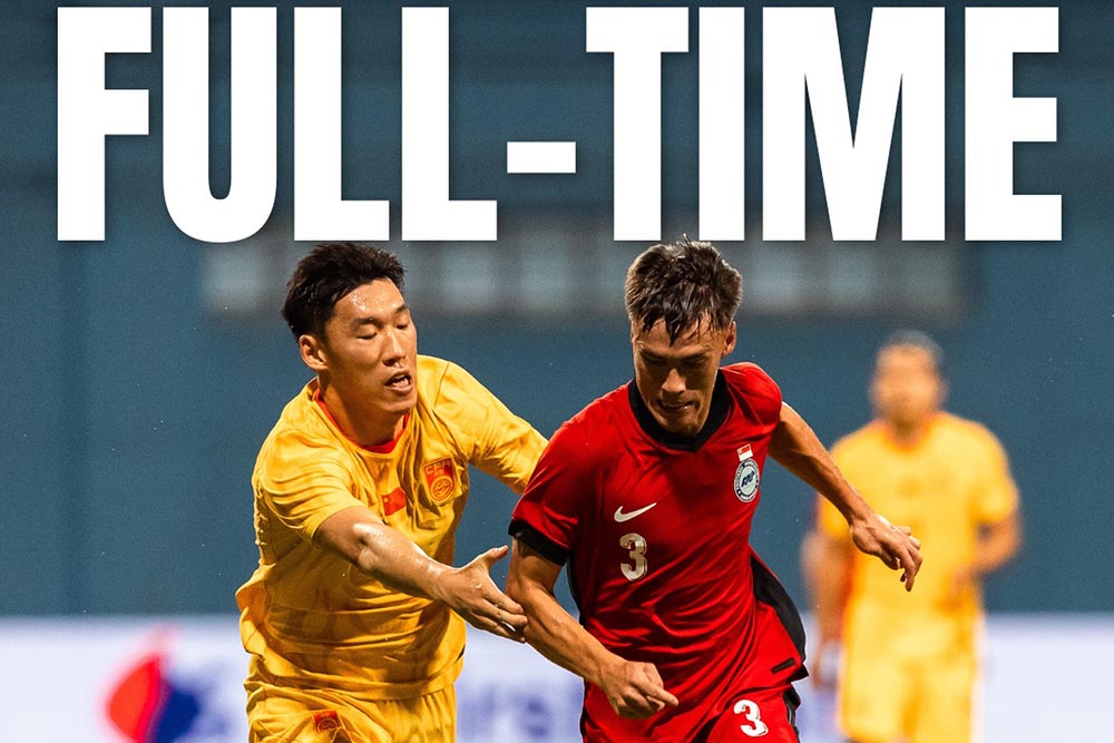 Singapore team (red jersey) played hard but could not create a surprise against China in the friendly match on the evening of June 5th. Photo: FAS