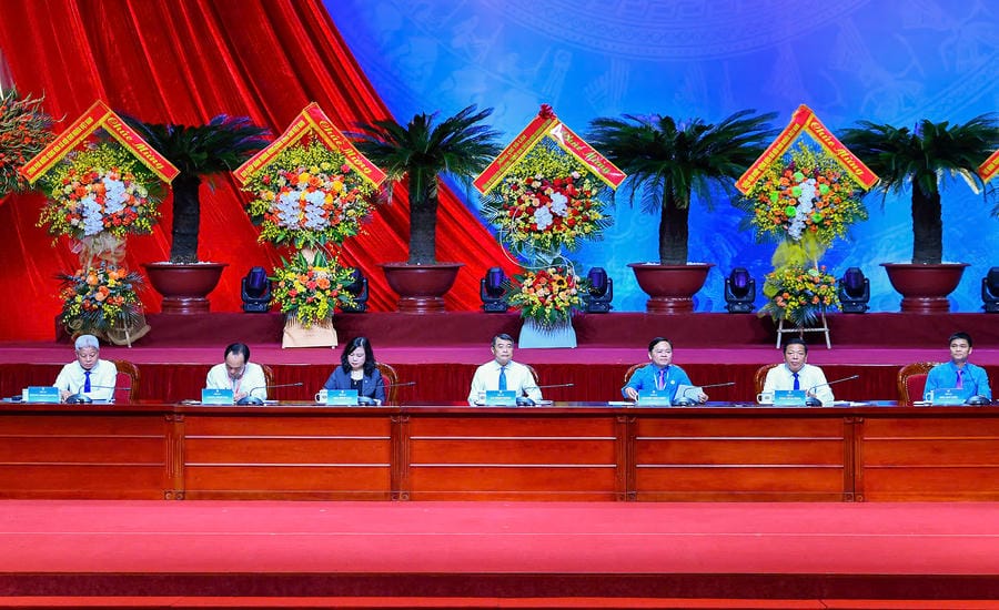 The Prime Minister's program exchanges and discusses with delegates attending the 14th Vietnam Trade Union Congress with the theme: "Vietnam Trade Union accompanies the Government to improve labor productivity and achieve double-digit growth goals". Photo: Hai Nguyen
