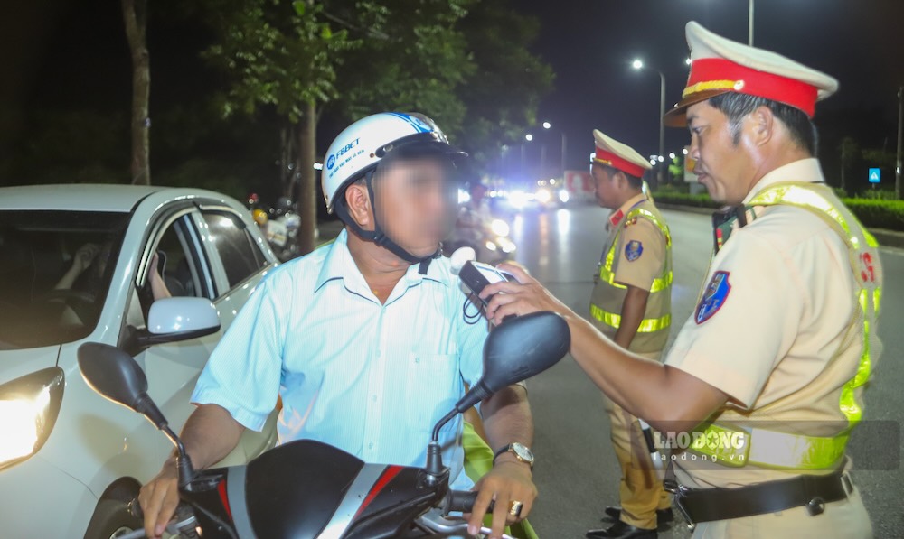Hue City Traffic Police overnight control traffic violations during the peak tourist season. Photo: Nguyen Luan