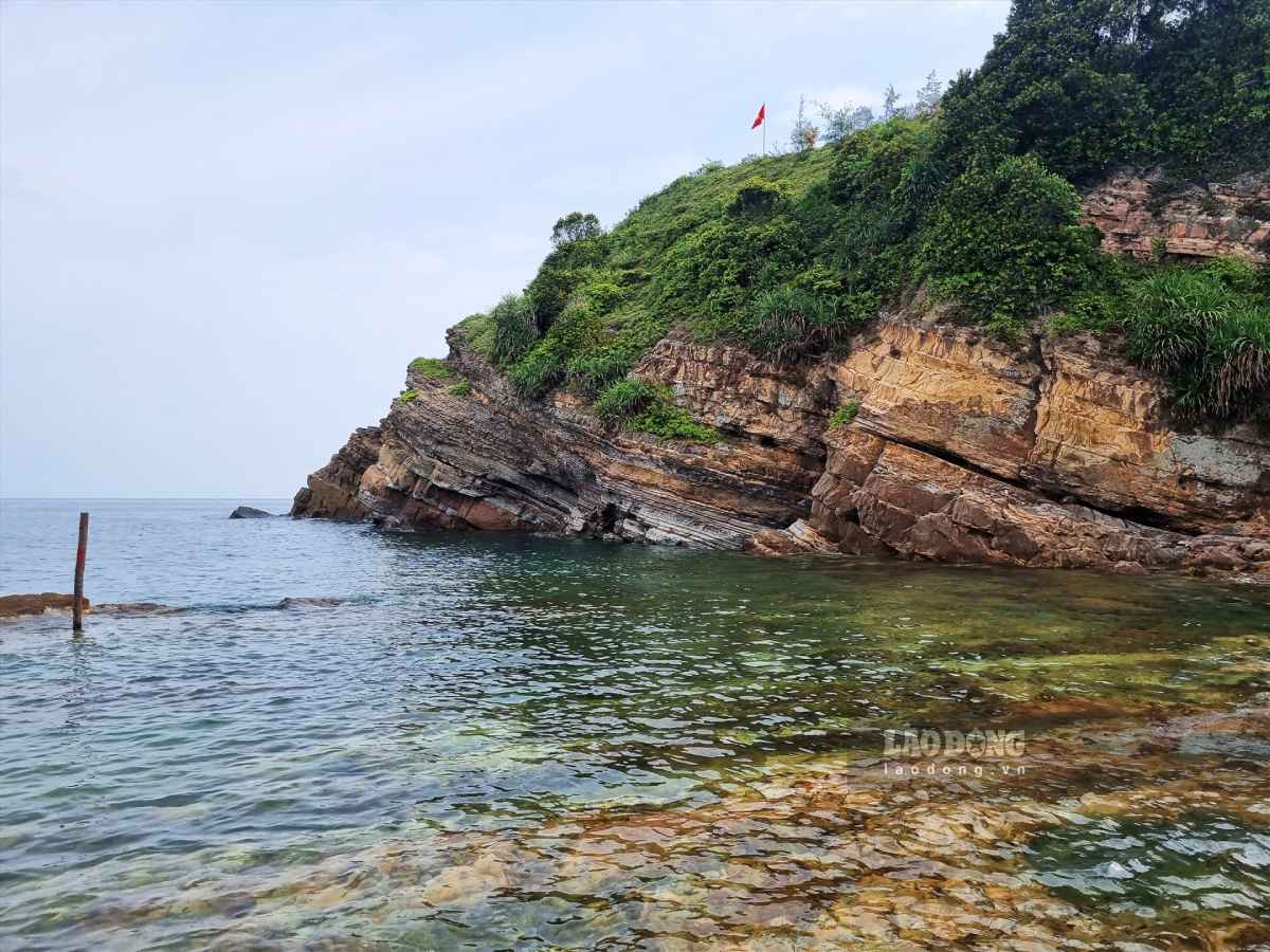 Mong Rong rocky beach is about 1km from the center of Co To island. Photo: Ha Vi