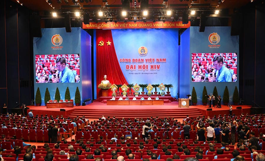 The Prime Minister's program exchanges and discusses with delegates attending the 14th Vietnam Trade Union Congress with the theme: "Vietnam Trade Union accompanies the Government to improve labor productivity and achieve double-digit growth goals". Photo: Hai Nguyen