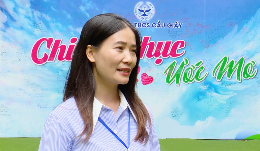 Cô Nguyễn Thị Mai – Phó Hiệu trưởng Trường THCS Cầu Giấy trả lời phỏng vấn. Ảnh: Đức Lương