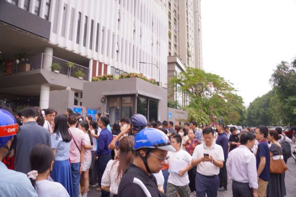 Bên ngoài điểm thi, nhiều phụ huynh kiên nhẫn chờ đợi trong suốt thời gian làm bài, dõi theo kỳ thi được đông đảo học sinh và phụ huynh quan tâm tại Hà Nội. Ảnh: Đức Lương