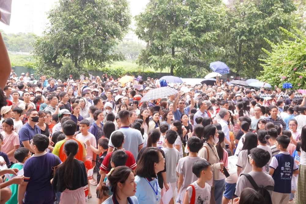 Hundreds of parents and students were present early in front of the school gate to take their children to take the exam at Cau Giay Secondary School. Photo: Duc Luong