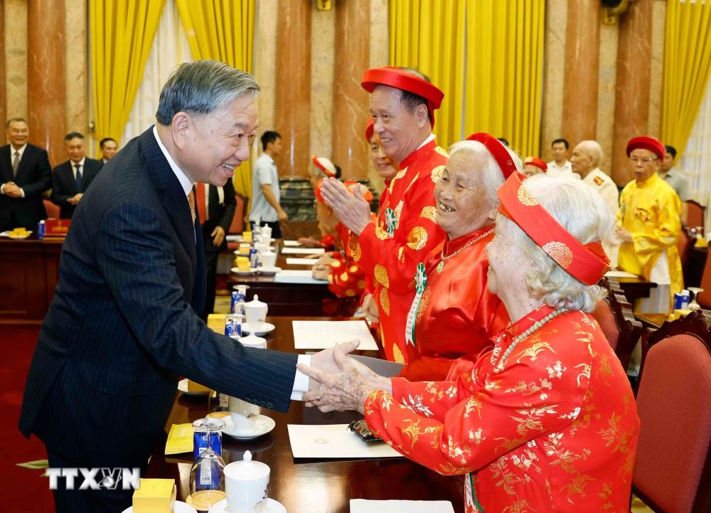 General Secretary, President To Lam and delegates. Photo: Thong Nhat/VNA