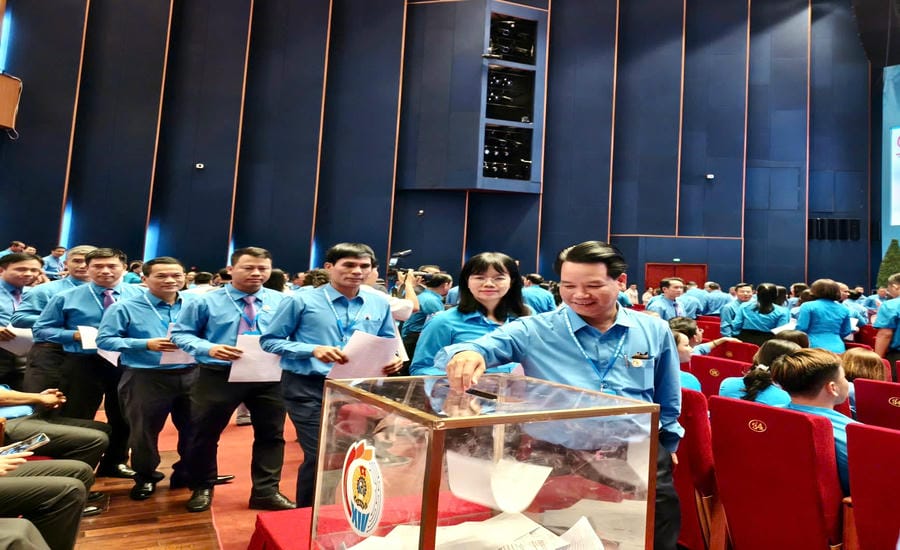 Mr. Le Trong Nguyen - Chairman of Lien Chieu Ward Trade Union (standing at the top) - voting at the 14th Congress of the Vietnam Trade Union. Photo: Character provided