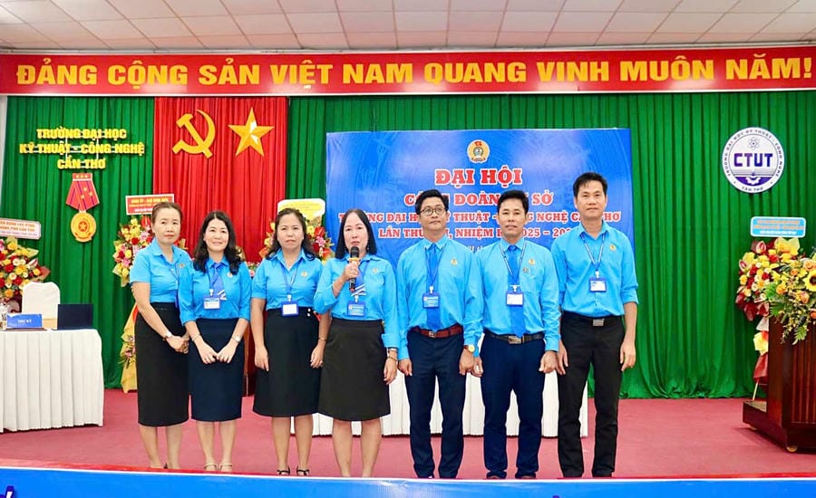 Ms. Luu Thu Thuy (holding a microphone) - Chairwoman of the Trade Union of Can Tho University of Technology - places high hopes on the work of caring for workers of the Trade Union organization in the new term. Photo: Character provided