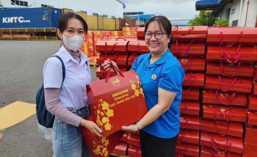 Ms. Ton Nu My Hanh (right), Chairwoman of the Grassroots Trade Union of Hwaseung Rach Gia Co., Ltd. presents gifts to union members and employees of the Company. Photo: Grassroots Trade Union of the Company