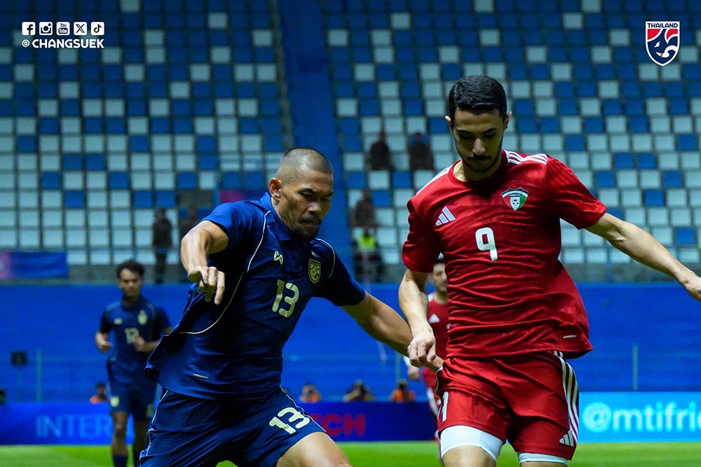 Thailand team (blue jersey) drops victory despite leading Kuwait by two goals after the first half. Photo: FAT