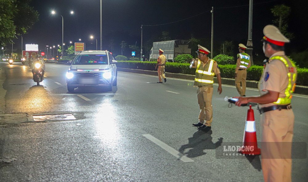 Traffic police forces work overnight, preventing traffic violations during the peak tourist season. Photo: Nguyen Luan