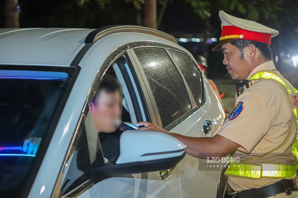 Cán bộ, chiến sĩ Đội CSGT đường bộ số 2, Phòng CSGT Công an TP Huế đo nồng độ cồn người tham gia giao thông. Ảnh: Nguyễn Luân