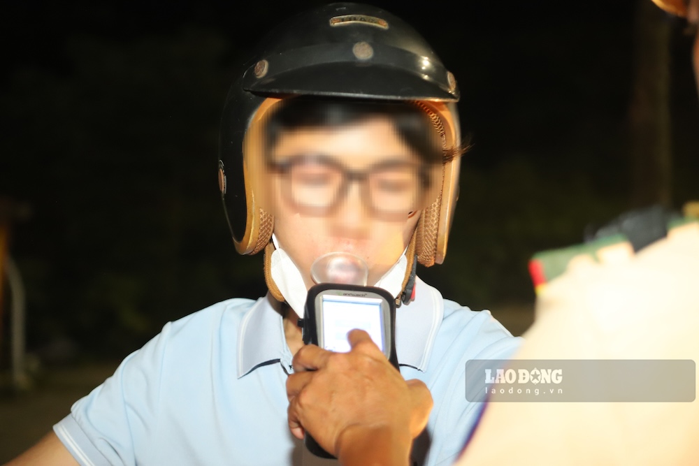 Người tham gia giao thông chấp hành lệnh kiểm tra từ CSGT. Ảnh: Phúc Đạt