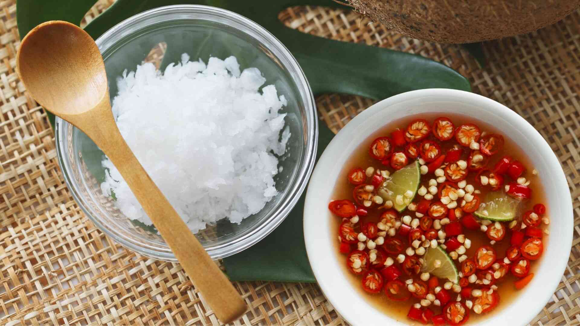 Between traditional fish sauce and refined salt, understanding the sodium content in each spice is an important key to help high blood pressure patients protect blood vessel walls and cardiovascular health. Photo: Canva