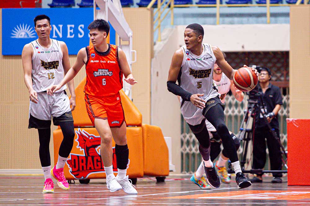 Saigon Heat (white shirt) showed outstanding strength against Danang. Photo: VBA