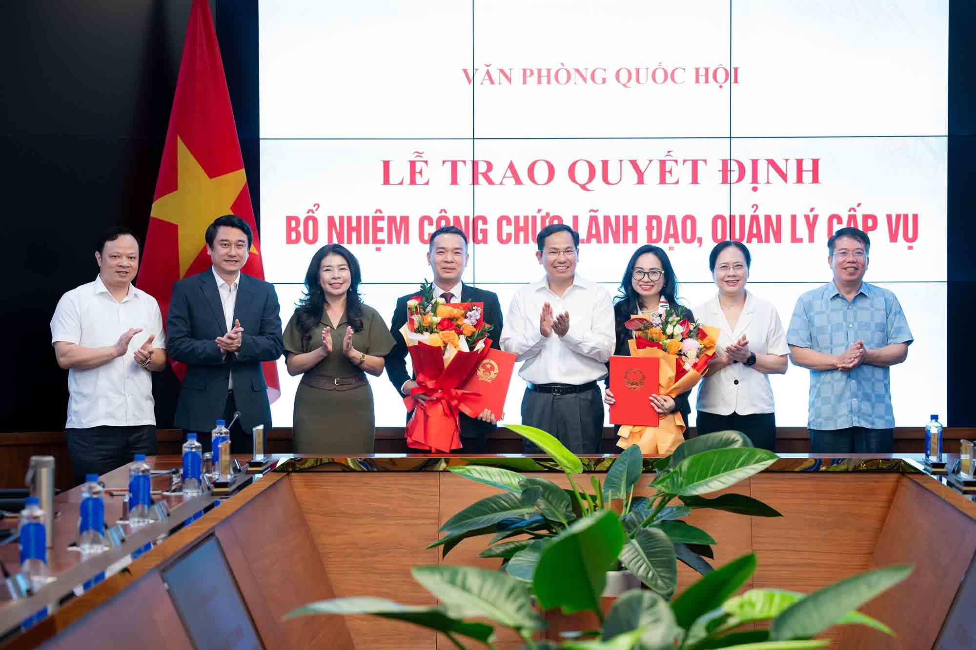 Secretary General of the National Assembly, Chairman of the National Assembly Office Le Quang Manh presents the appointment decision and flowers to congratulate the new Director of the Department of International Relations and the new Director of the Department of General Affairs. Photo: Trung Thanh.