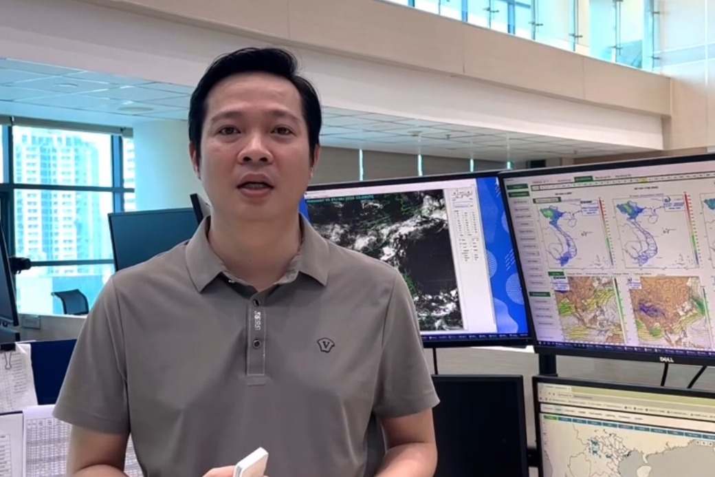 Ông Vũ Tuấn Anh cảnh báo nguy cơ mưa cực đoan ở Bắc Bộ trong giai đoạn đầu tuần tới. Ảnh: Quỳnh Hương