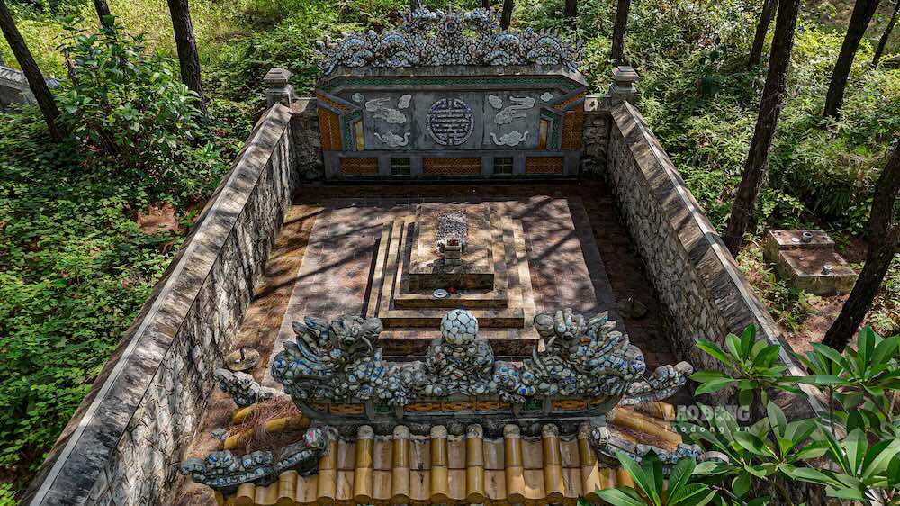 Hiep Hoa King's tomb - the 6th king of the Nguyen Dynasty is simple and desolate in the pine hills. Photo: Nguyen Luan