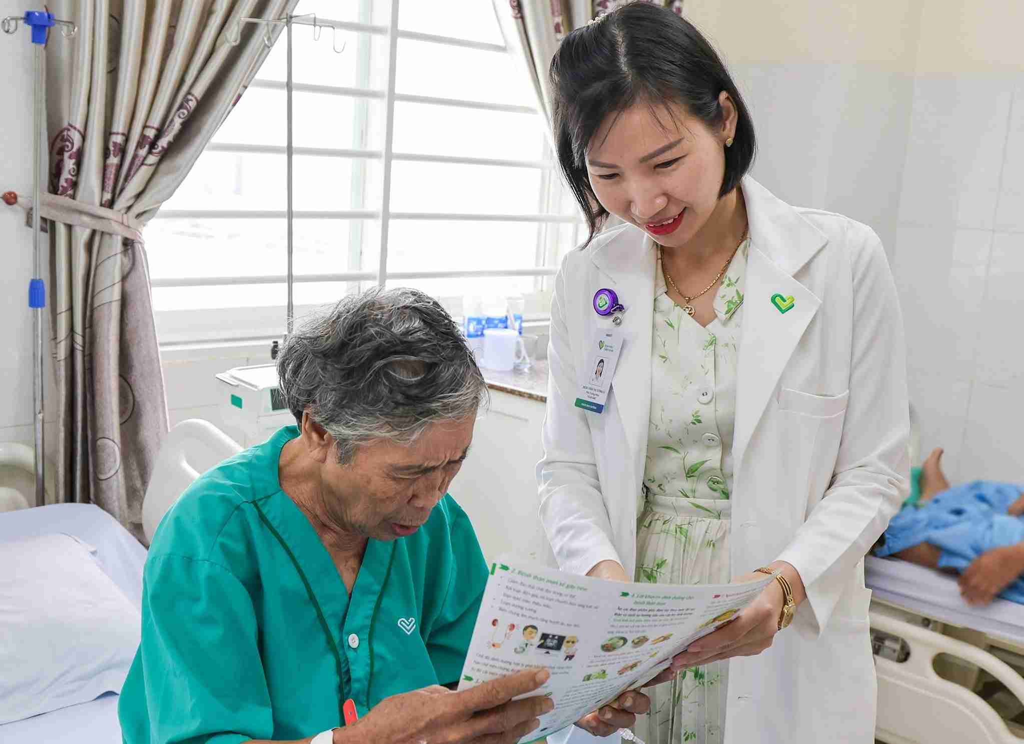Thien Hanh General Hospital (Dak Lak province) has successfully treated an 84-year-old woman with a colon tumor and many underlying diseases. Photo: Bao Trung