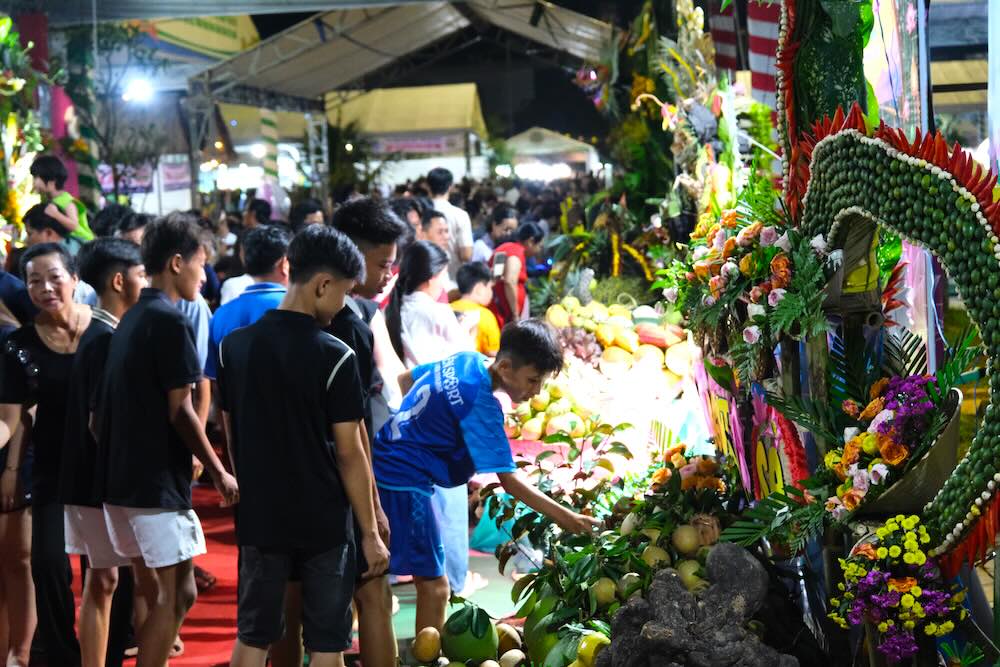 Hàng trăm người dân, du khách liên tục chen chân, vây quanh để chiêm ngưỡng và chụp ảnh lưu niệm. 