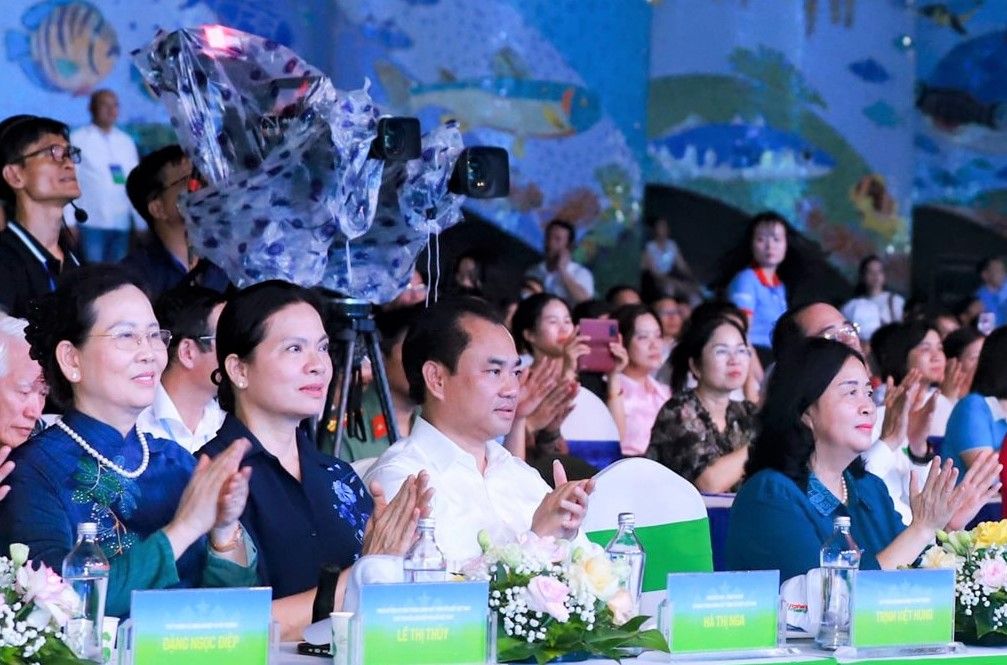 Các đại biểu tham dự Chương trình nghệ thuật đặc biệt “Biển Việt Nam - Hành trình không gian xanh”. Ảnh: Ngọc Anh