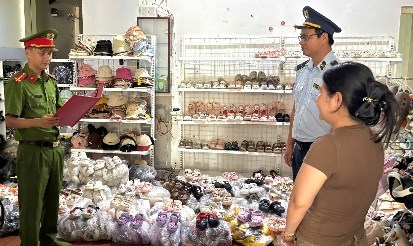 Khởi tố hai chủ cửa hàng bán hàng giả thương hiệu nổi tiếng