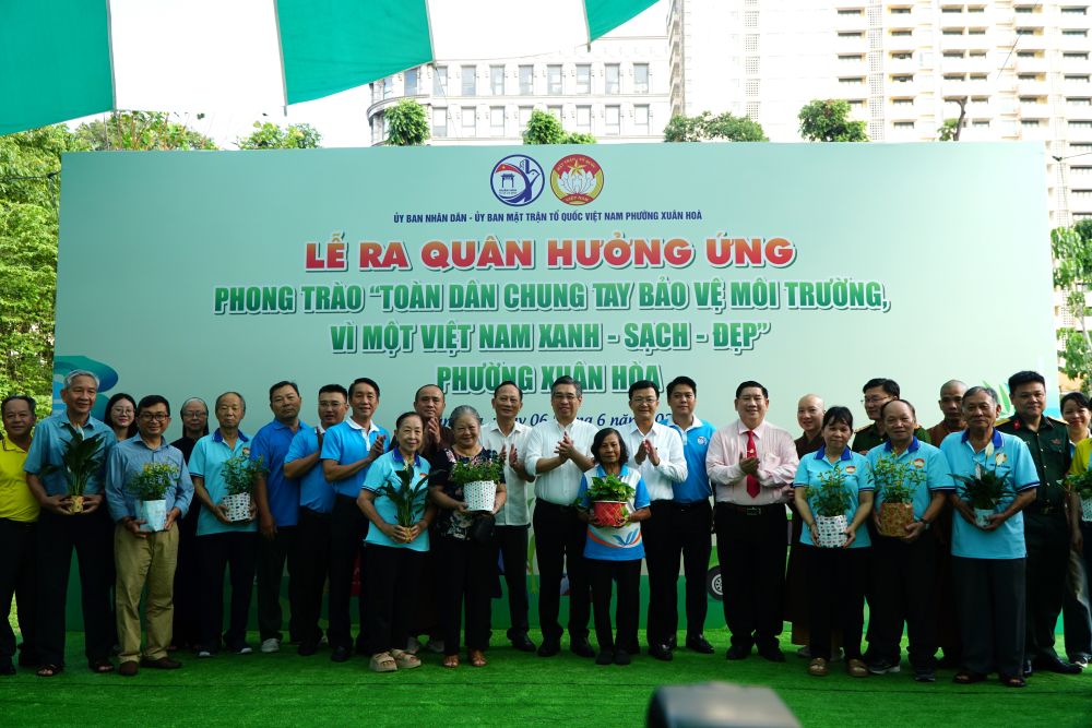 Launching ceremony to respond to the emulation movement "All people join hands to protect the environment, for a green - clean - beautiful Vietnam" in Xuan Hoa ward. Photo: Thanh Chan