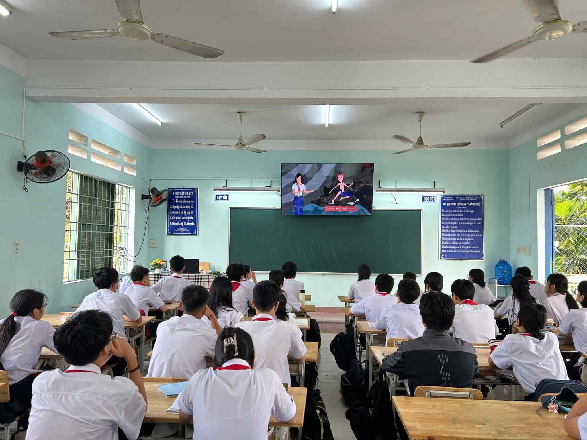 Một giáo viên ở Trường THCS Mai Xuân Thưởng gửi đơn đến Báo Lao Động liên quan đến việc giải quyết chế độ và quyền lợi. Ảnh minh họa: Hữu Long
