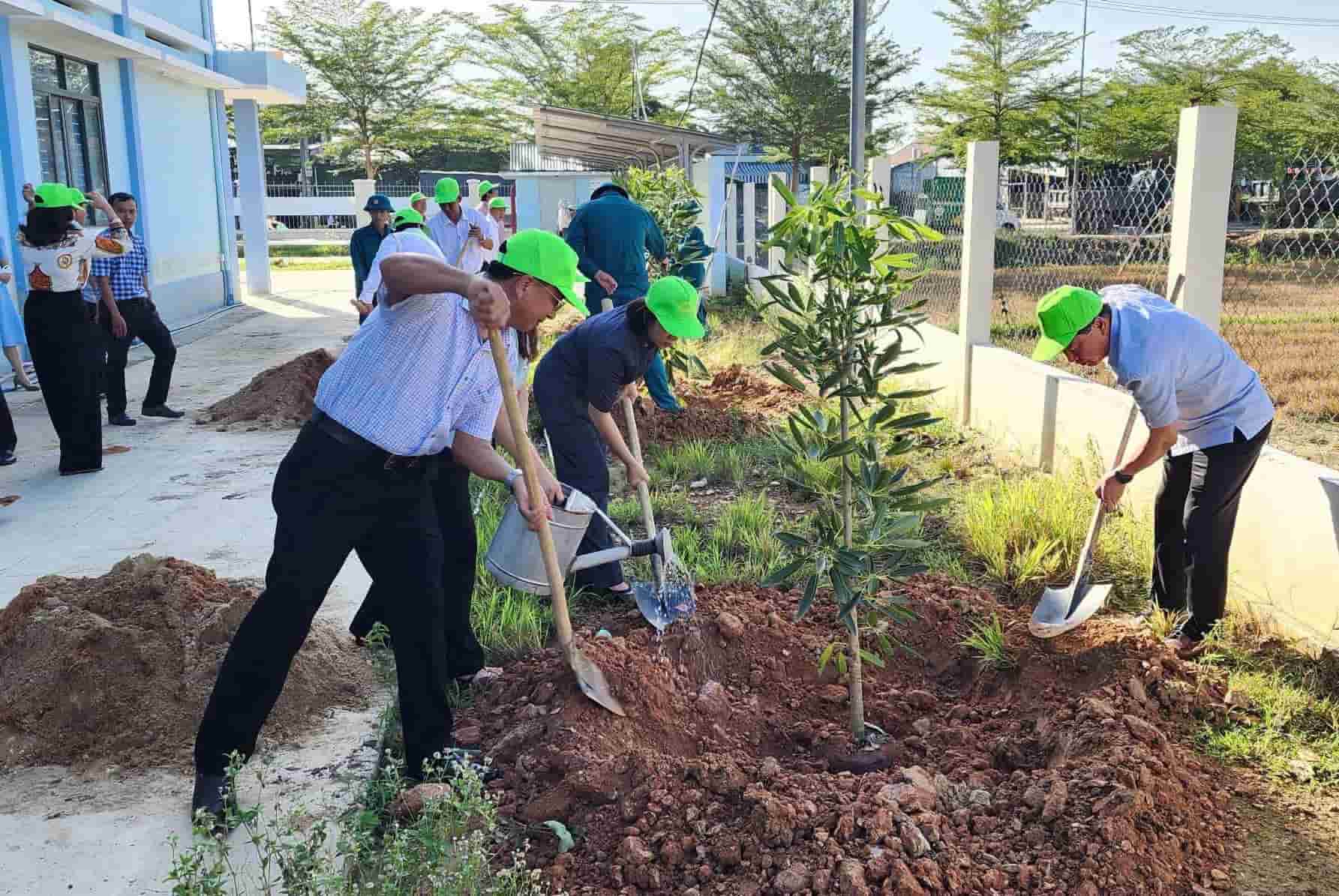 Responding to the environmental protection movement, Khanh Hoa simultaneously launched campaigns to clean up, plant trees, and build a green lifestyle. Photo: Doan Kien