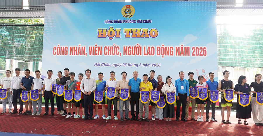 Ban Tổ chức trao cờ lưu niệm cho tổ trọng tài và 23 đơn vị tham gia hội thao. Ảnh: Trần Thi