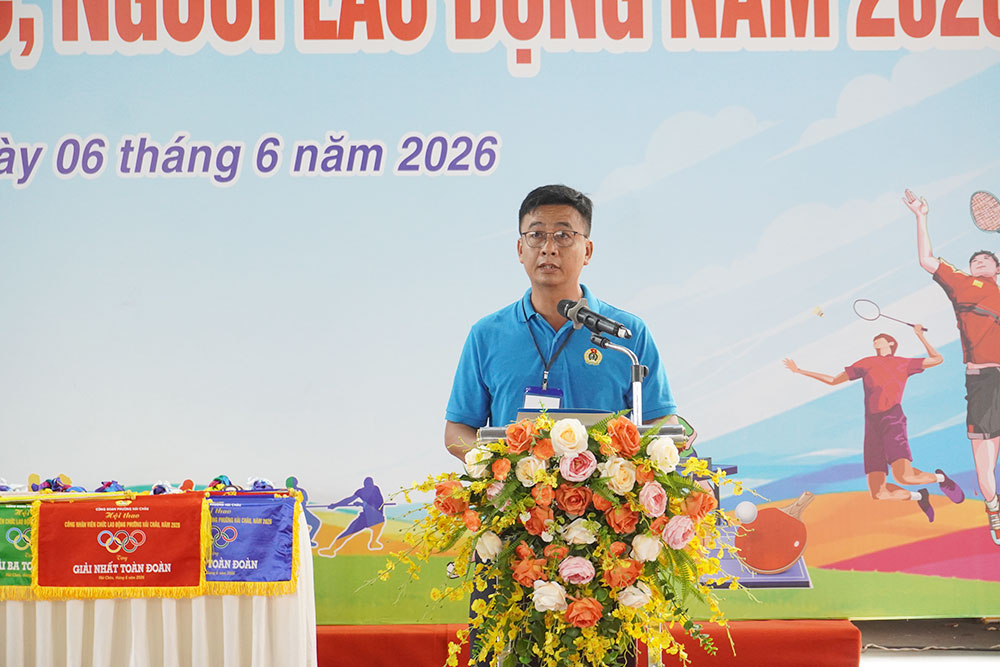 Ông Lương Đức Quan - Phó Chủ tịch Công đoàn phường Hải Châu phát biểu tại buổi lễ. Ảnh: Trần Thi