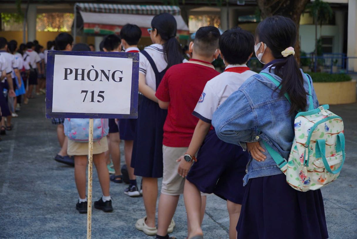 Students taking the entrance exam to grade 6 of Tran Dai Nghia Secondary and High School in 2025. Photo: Chan Phuc