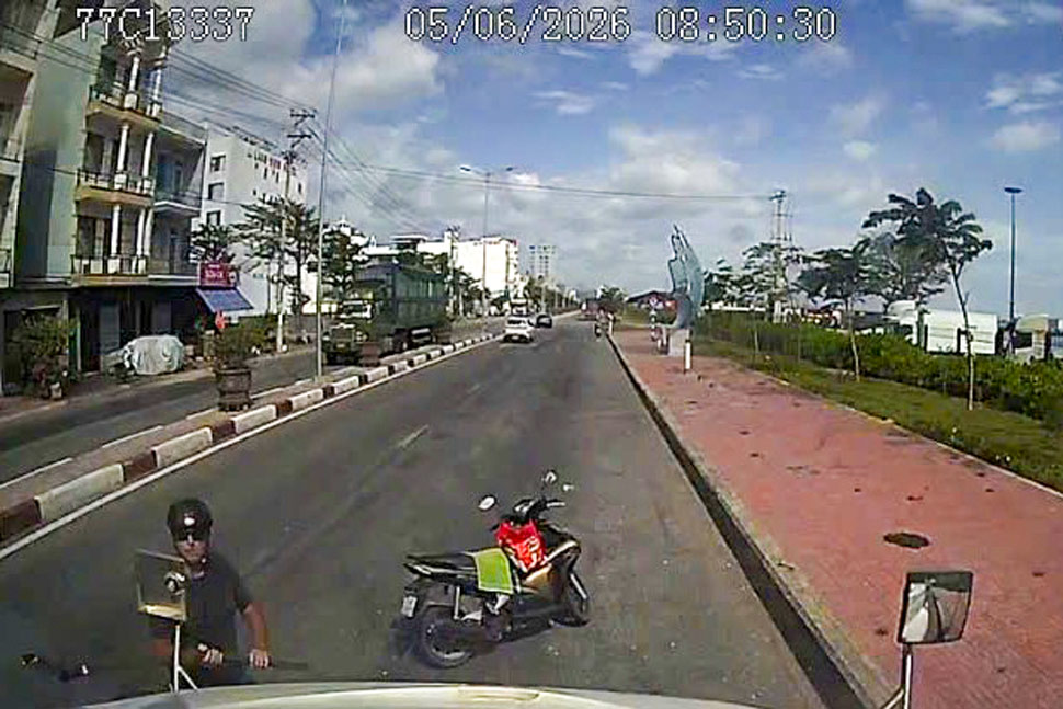 Người nước ngoài chặn xe đầu kéo, đập phá phương tiện ở Quy Nhơn. Ảnh: Người dân cung cấp