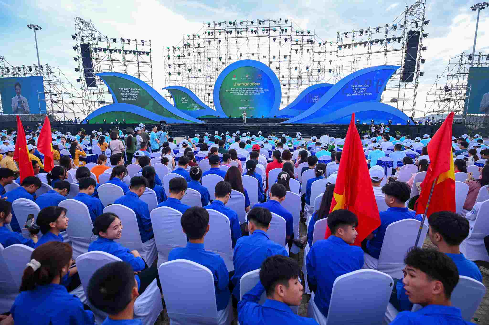 Đông đảo các tầng lớp nhân dân tham dự lễ phát động. Ảnh: Duy Chương