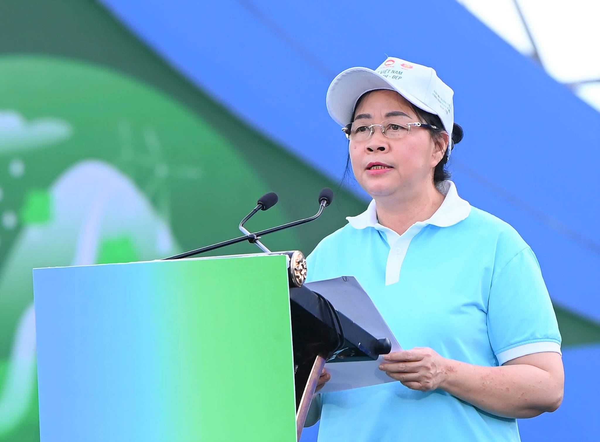 Comrade Bui Thi Minh Hoai - Member of the Politburo, Secretary of the Party Central Committee, Chairman of the Central Committee of the Vietnam Fatherland Front - launched the movement "All people join hands to protect the environment, for a green - clean - beautiful Vietnam". Photo: Duy Chuong
