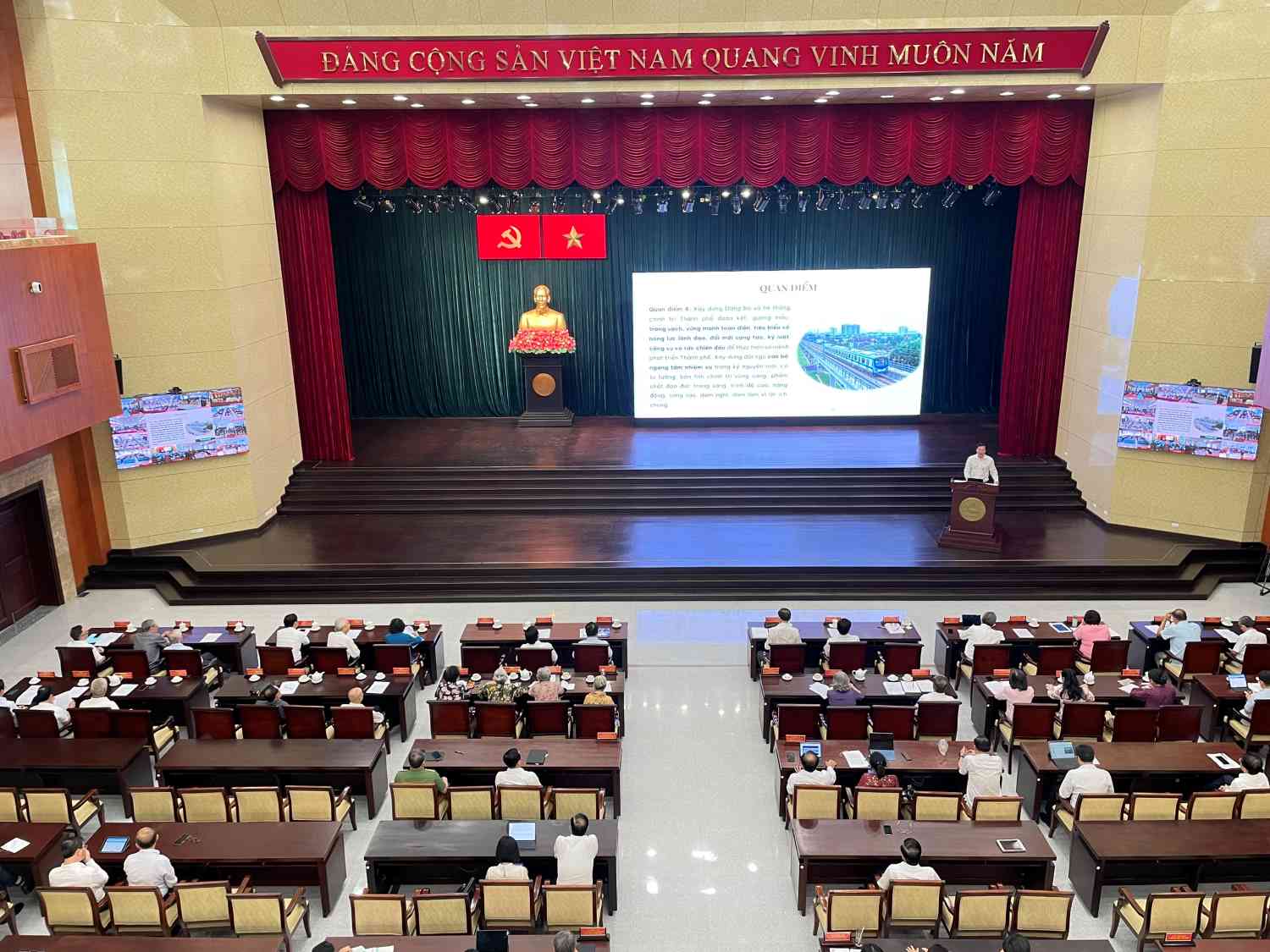 Hội nghị được tổ chức theo hình thức trực tiếp kết hợp trực tuyến. Ảnh: Minh Quân