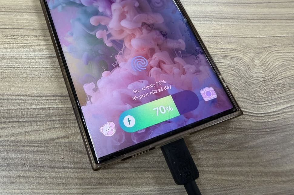 Fast charging technology helps Android phones recharge in a short time, meeting the continuous usage needs of users. Photo: Bach Duong
