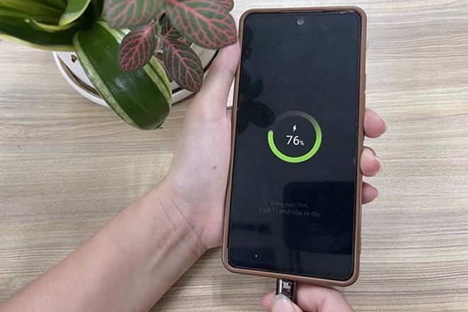 Dù sử dụng sạc nhanh hay sạc thường, người dùng cần tránh để điện thoại quá nóng trong quá trình nạp pin. Ảnh: Phạm Linh