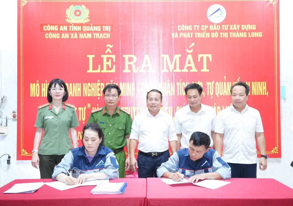 Businesses in Nam Trach commune launch self-management models on security and order. Photo: Quang Tri Trade Union