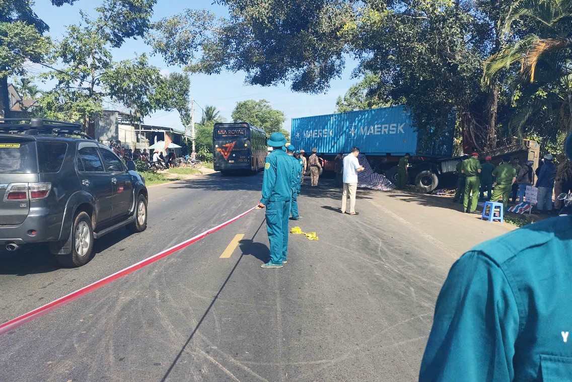 Scene of the traffic accident between a tractor-trailer and a tractor truck. Photo: Phuc Khanh