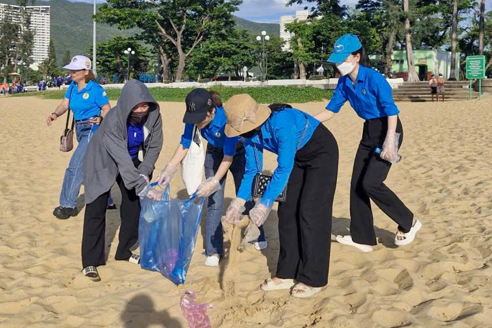 Đoàn viên Công đoàn phường Quy Nhơn Nam dọn vệ sinh hưởng ứng Ngày Môi trường thế giới. Ảnh: Hoàng Nguyệt